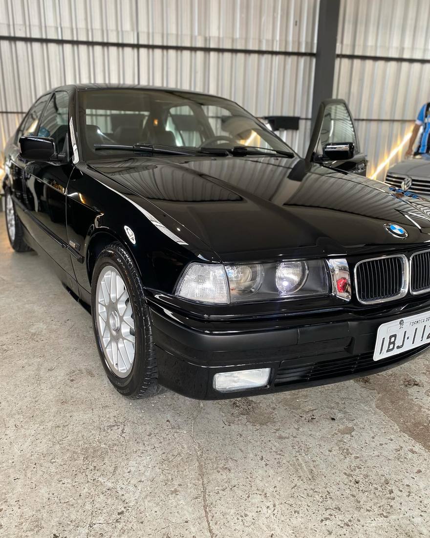 BMW Série 3 preta clássica com pintura polida e brilhosa