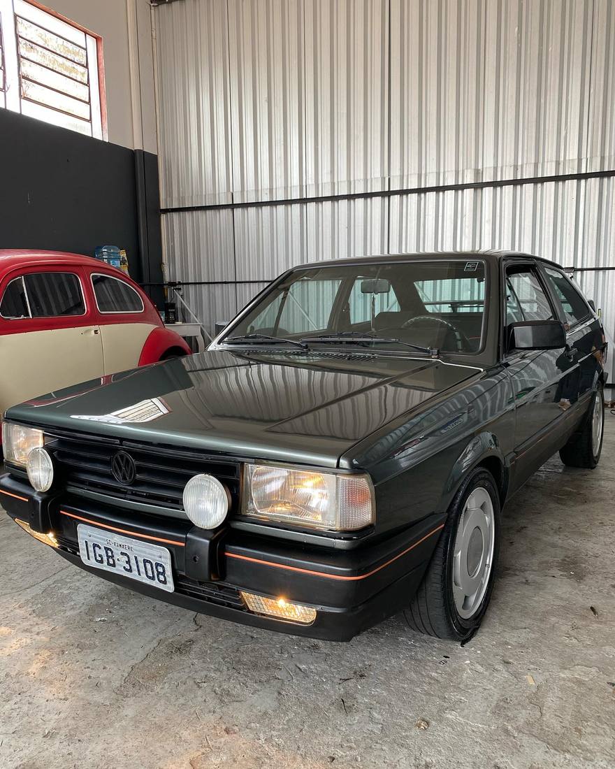 Volkswagen Gol GTS clássico restaurado, com pintura em perfeito estado
