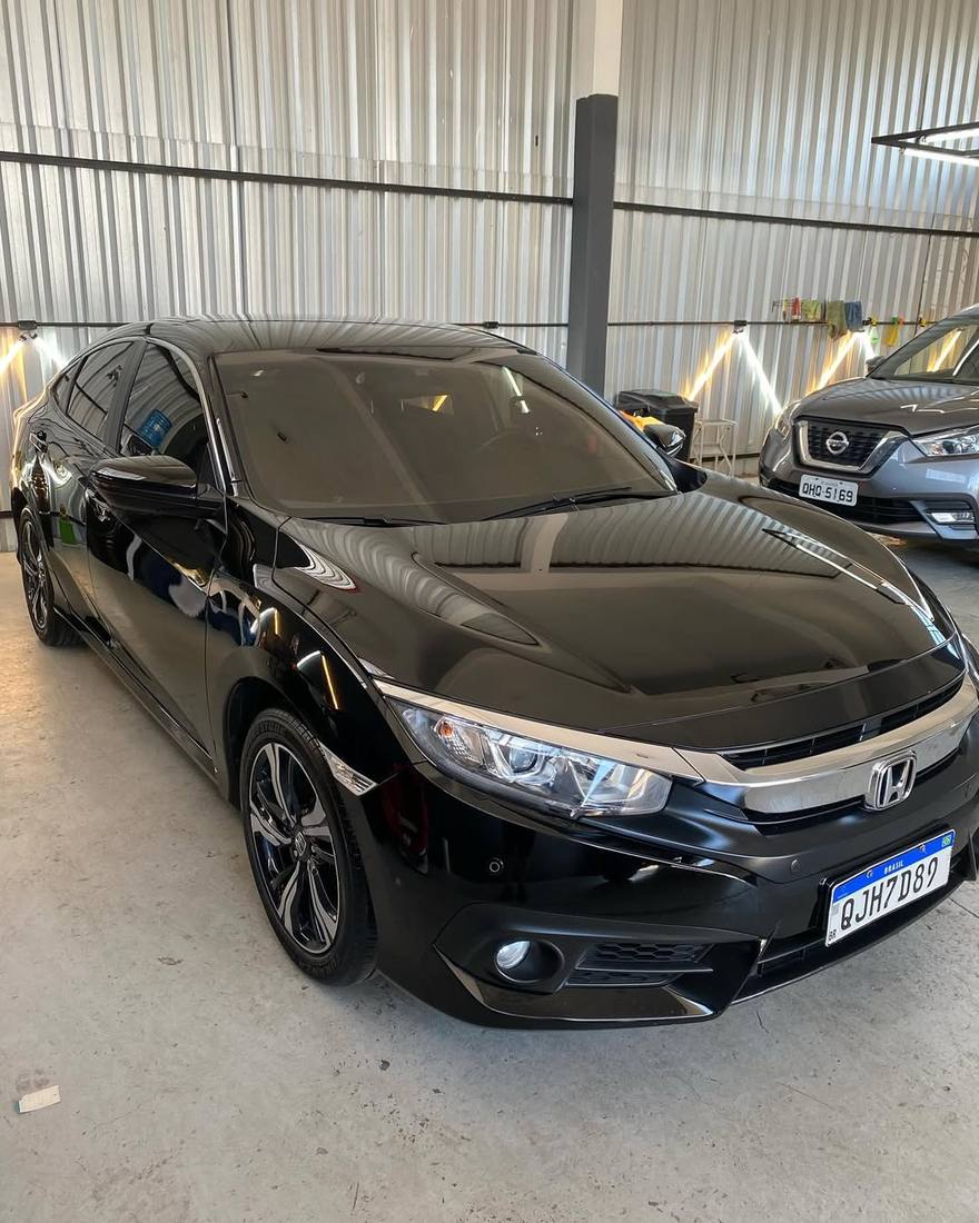 Honda Civic preto com acabamento brilhoso