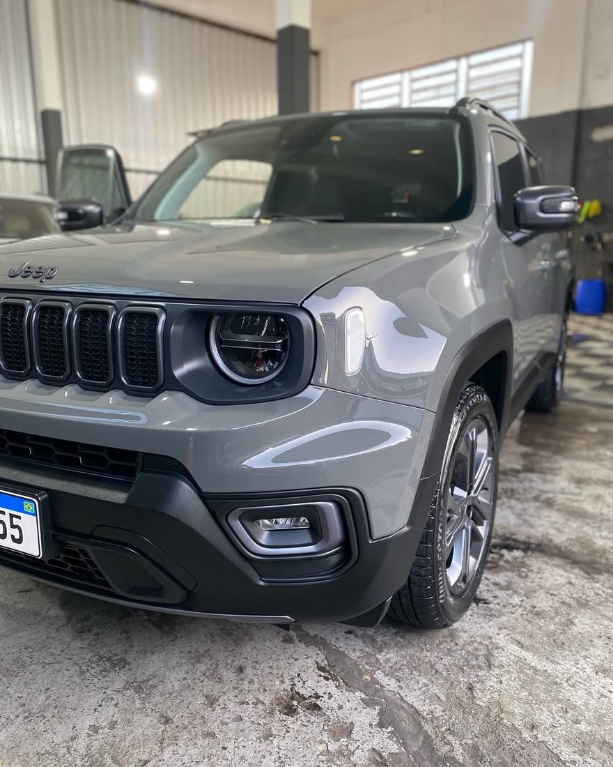 Jeep Renegade cinza com acabamento detalhado