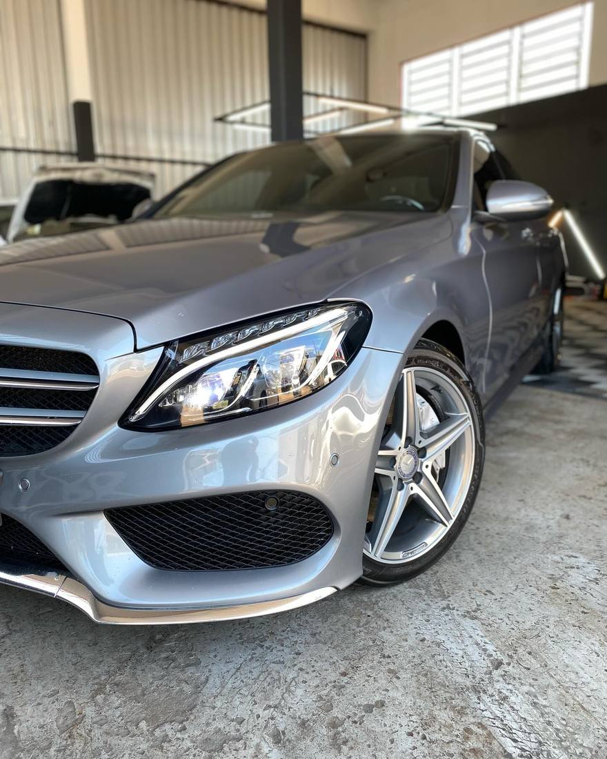 Mercedes-Benz C 250 com pintura polida e farol de LED em destaque