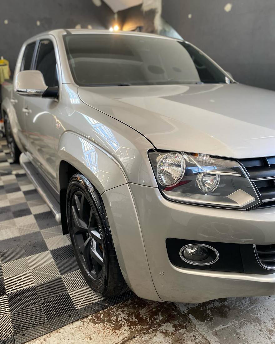 Volkswagen Amarok prata com pintura e farol detalhados